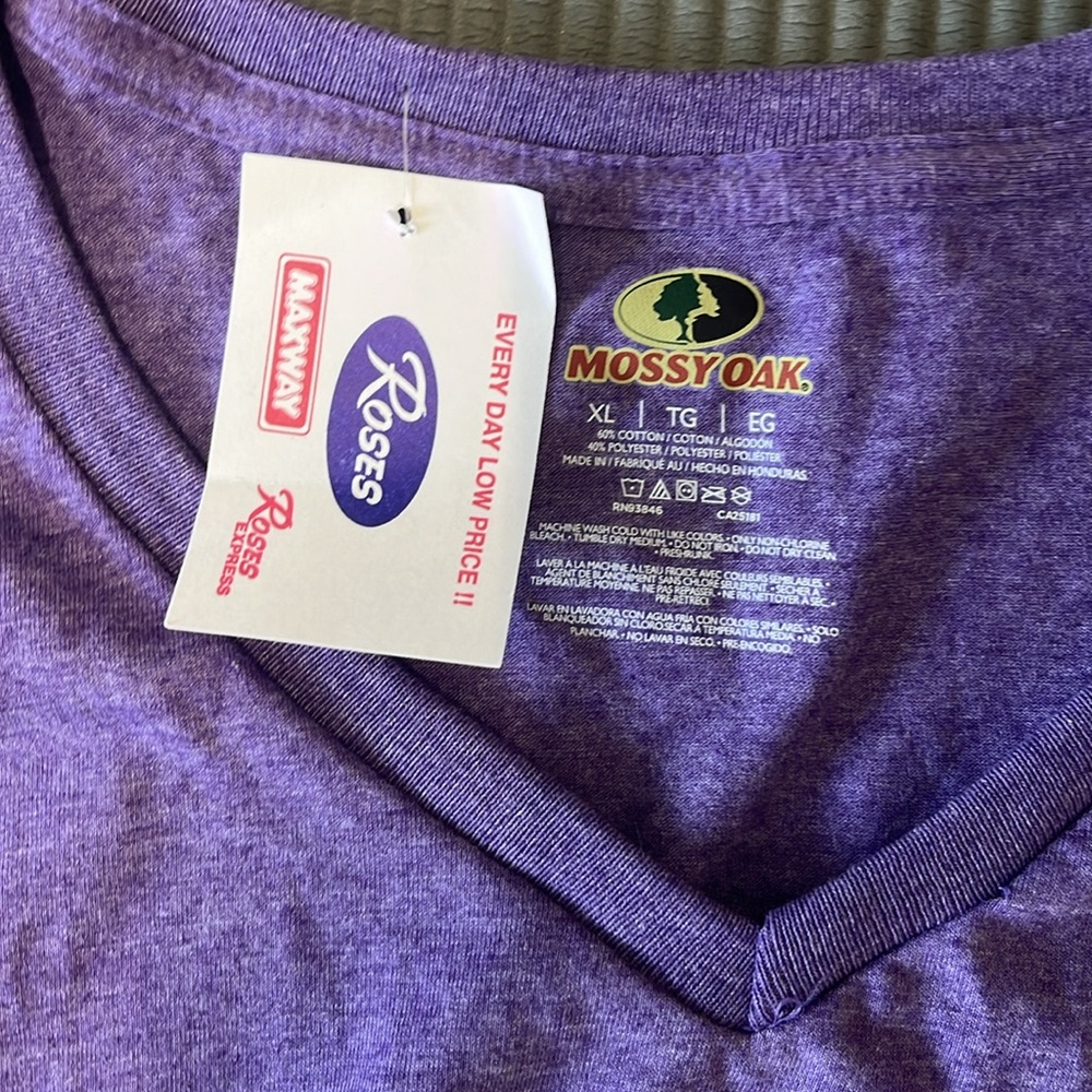V neck - Picture 2 of 3